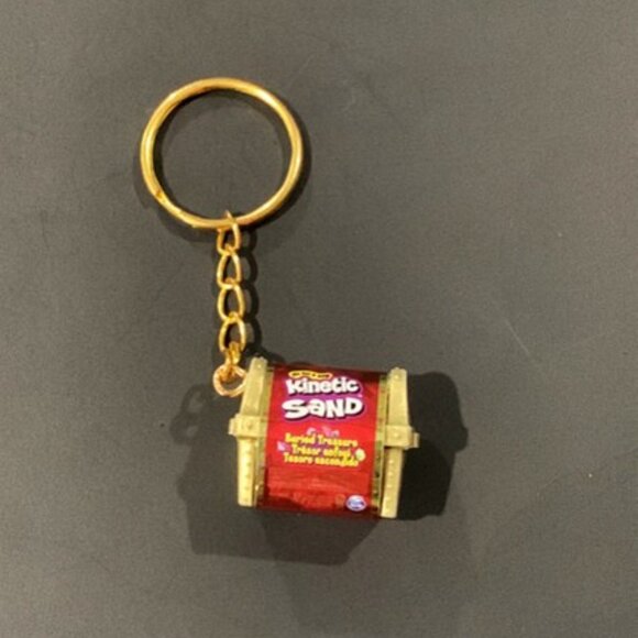 Kinetic Sand Treasure Chest Keychain – Pocket-Sized Discovery - Picture 3 of 9